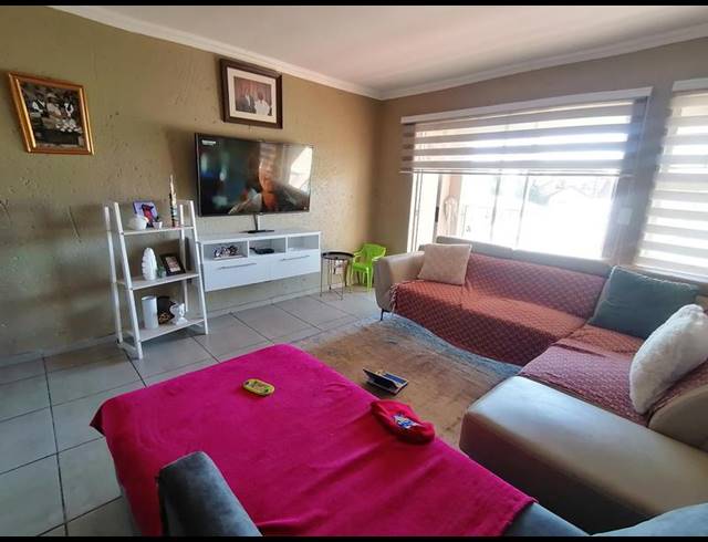 2 BEDROOM PROPERTY TO RENT IN SONNEVELD